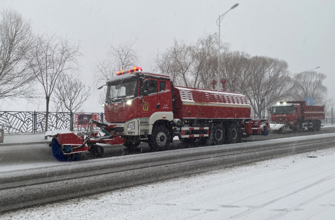 尊龙凯时环境除冰雪装备全力投入破冰作业，助力北京道路交通安全