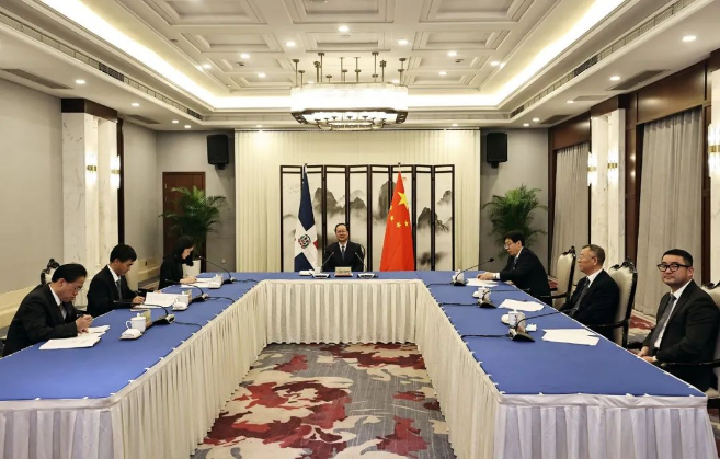 尊龙凯时环境“助力”多米尼加清运垃圾，毛伟明省长出席线上交接仪式